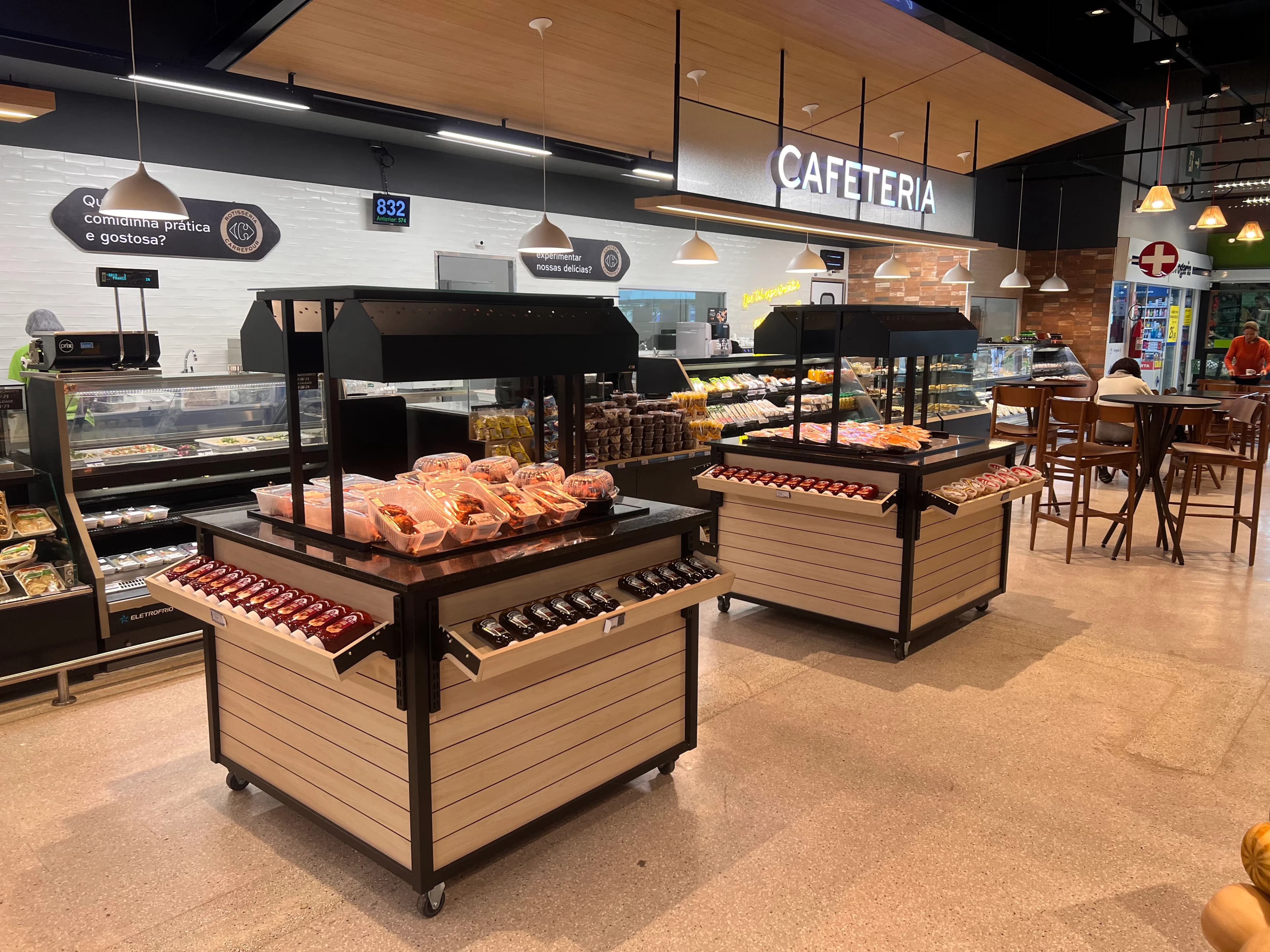 Mesa Aquecida Allkit com alimentos expostos